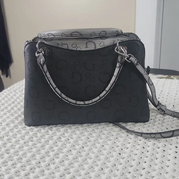 Guess shoulder or crossbody bag with 3 compartments with two snap closure and zi - Picture 1 of 11